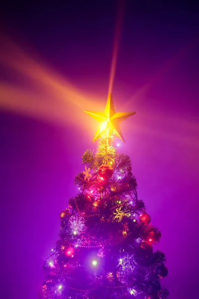 빛나는 별과 얼어붙은 안개가 있는 크리스마스 트리 — 스톡 사진
