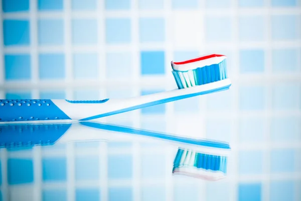 赤のストライプの歯磨き粉とミラーの反射と歯ブラシ — ストック写真