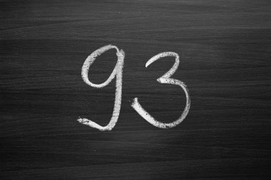 doksan üç numaralı numaralandırma ile bir Tebeşir tahtaya yazılmış