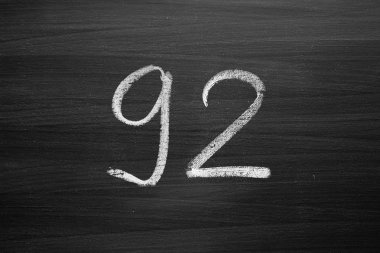 Doksan iki numaralı numaralandırma ile bir Tebeşir tahtaya yazılmış