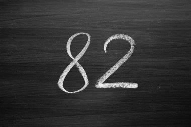 bir Tebeşir tahtaya yazılan seksen iki numaralı sabit listesi