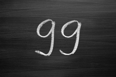 doksan dokuz numaralı numaralandırma ile bir Tebeşir tahtaya yazılmış