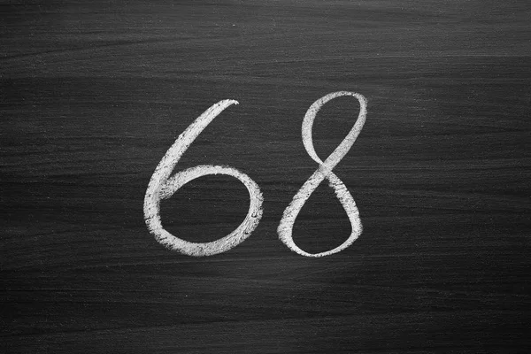 Número sessenta e oito enumeração escrita com um giz no quadro — Fotografia de Stock