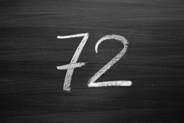 Αριθμός εβδομήντα δύο απαρίθμηση γραμμένο με κιμωλία σε μαυροπίνακα — Φωτογραφία Αρχείου