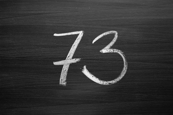 Αριθμός εβδομήντα τρία καταμέτρηση γραμμένο με κιμωλία σε μαυροπίνακα — Φωτογραφία Αρχείου
