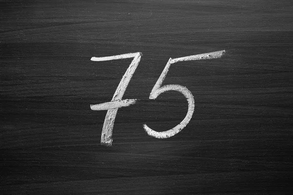 Αριθμός εβδομήντα πέντε απαρίθμηση γραμμένο με κιμωλία σε μαυροπίνακα — Φωτογραφία Αρχείου