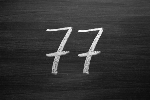 Número setenta e sete enumeração escrita com um giz no quadro — Fotografia de Stock