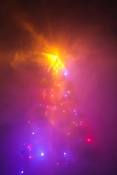 Albero di Natale con stella splendente e fumo denso — Foto Stock