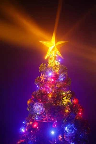 Árbol de Navidad con estrella brillante —  Fotos de Stock