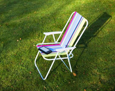 Sand., yeşil çim zemin üzerine e-kitap okuyucu