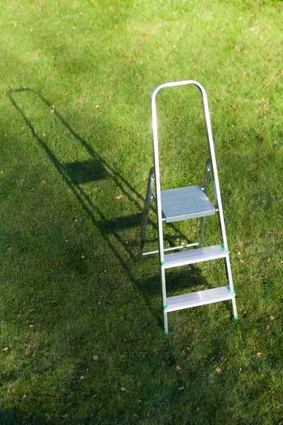 Ladder op groen gazon achtergrond — Stockfoto