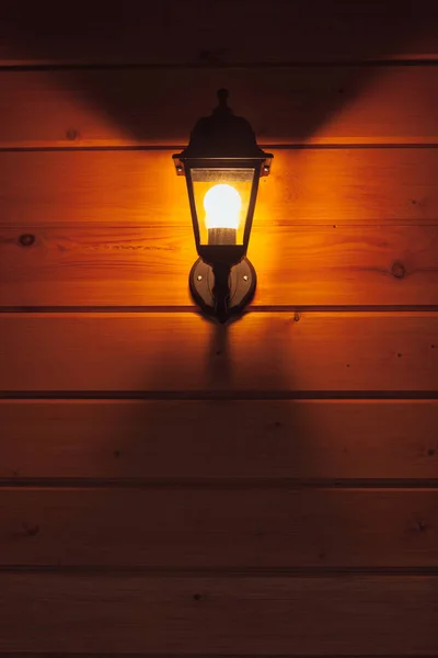 Наружный фонарь на деревянном доме — стоковое фото