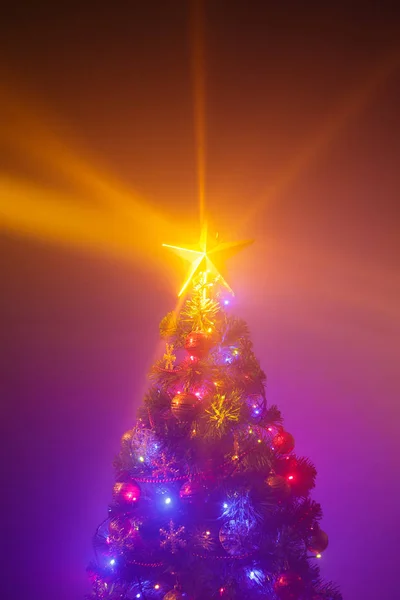 Kerstboom met stralende ster en bevroren mist — Stockfoto