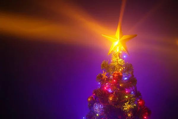 Kerstboom met stralende ster en bevroren mist — Stockfoto