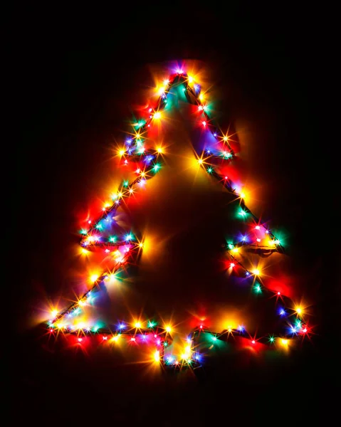 Arbre de Noël forme de guirlande multicolore lumières — Photo