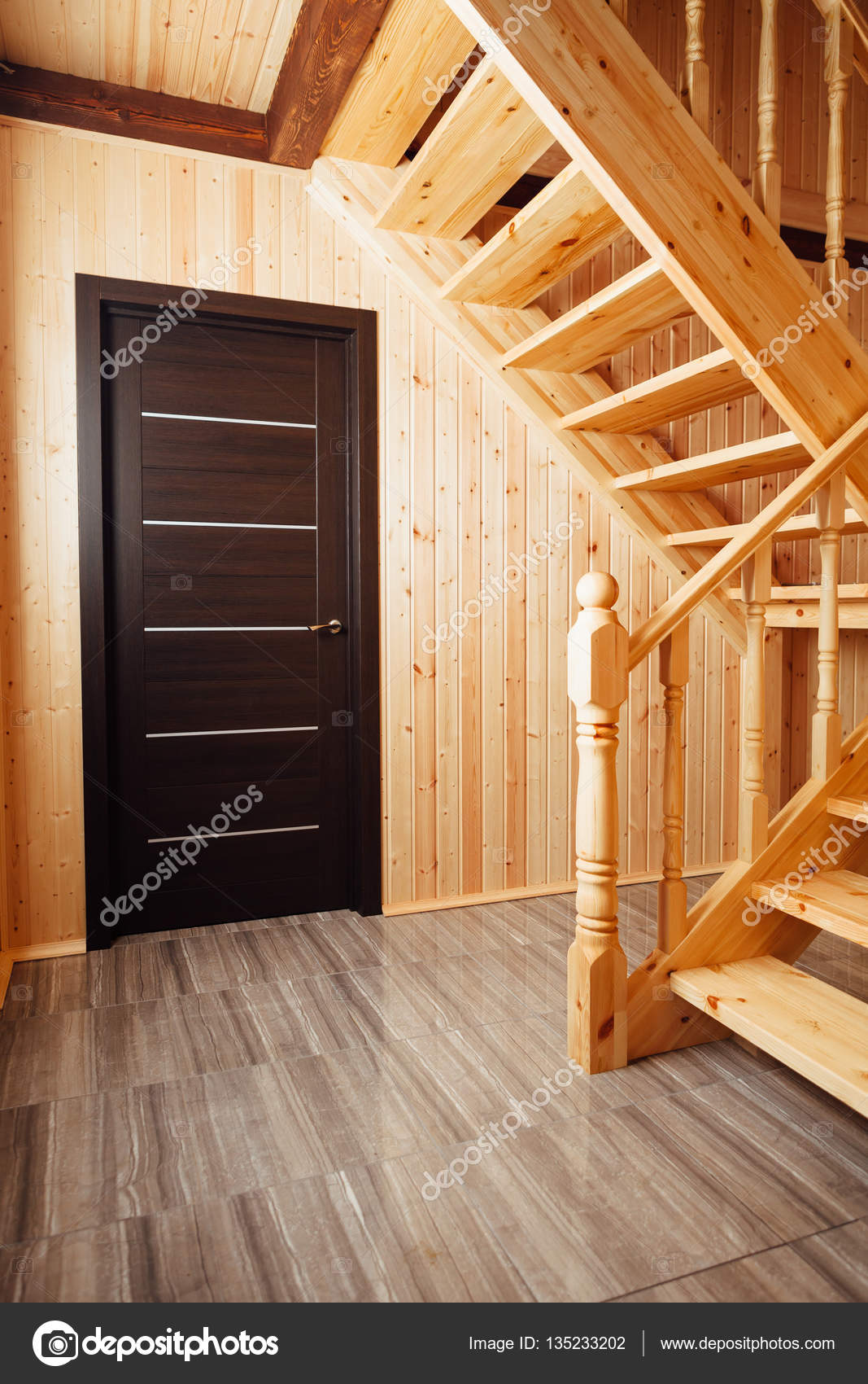 Escalier Et Porte à Lintérieur De La Maison En Bois
