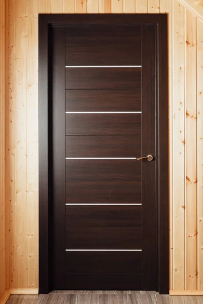 Porte en bois brun à l'intérieur de la maison en bois — Photo