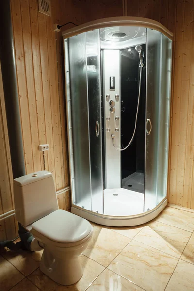 Σύγχρονη καμπίνα ντους με φωτισμό και τουαλέτα — Φωτογραφία Αρχείου