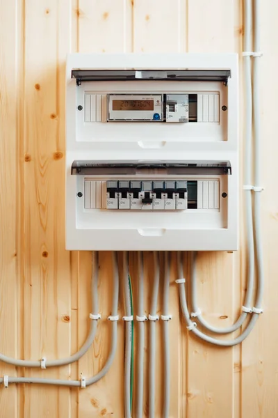 Αυτόματες ασφάλειες στο πλαίσιο διανομής ηλεκτρικής ενέργειας (fusebox) μέσα στο ξύλινο σπίτι — Φωτογραφία Αρχείου