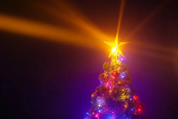 Vánoční strom s zářící hvězda — Stock fotografie