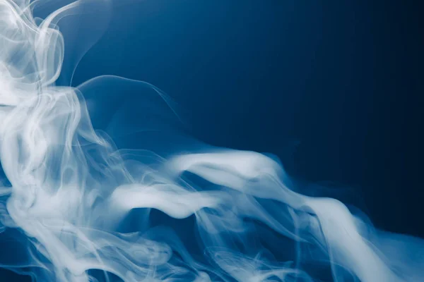 Niebieskim tle dymu — Zdjęcie stockowe