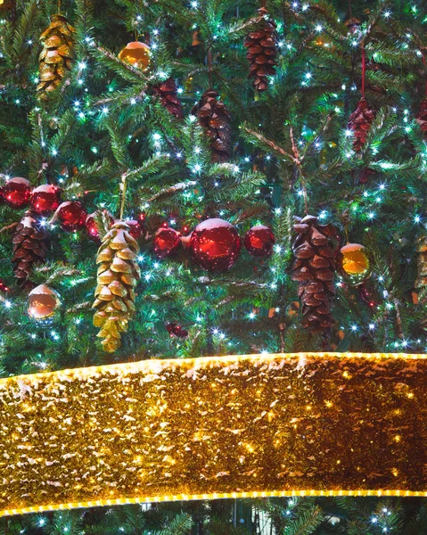 크리스마스 트리 장식 장신구와 리본 — 스톡 사진
