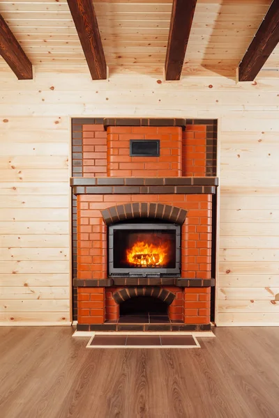 砖砌的壁炉在木房子里 — 图库照片