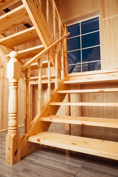 Lépcsőház és az ablak belsejébe a fából készült ház — Stock Fotó