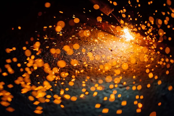 Faíscas de soldagem artística luz, fundo industrial — Fotografia de Stock