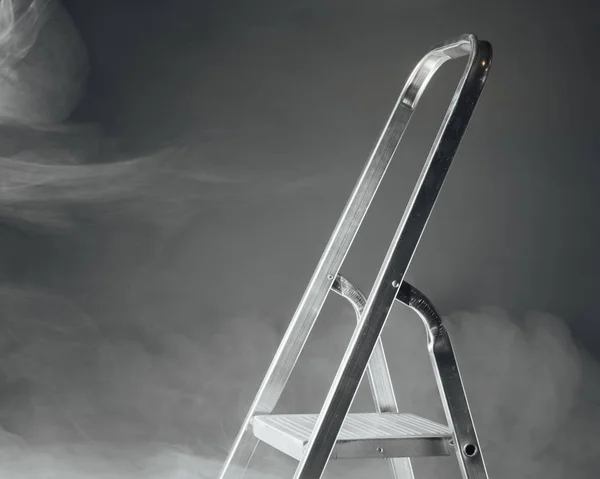 煙で折りたたみ式のはしご — ストック写真