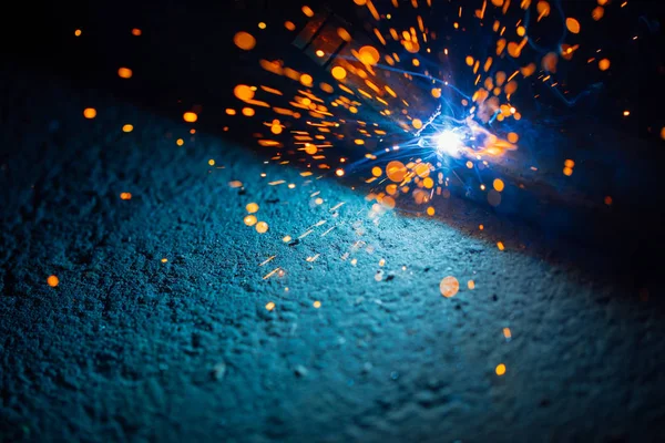 Lichte, industriële achtergrond vonken artistieke lassen — Stockfoto