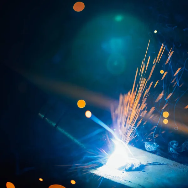 Kunstnerisk sveising gnister lett, industriell bakgrunn – stockfoto