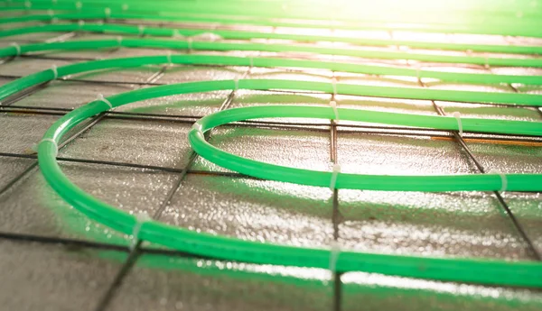 Vloerverwarming groene pijpleiding installatie — Stockfoto