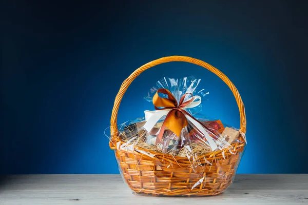 Panier cadeau sur fond bleu — Photo