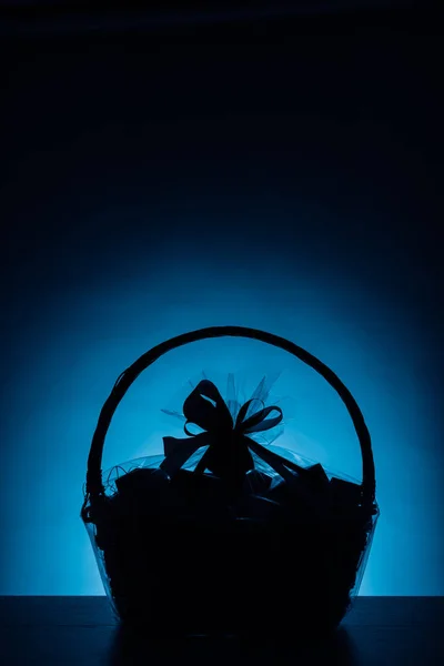 Силуэт корзины подарков на синем фоне — стоковое фото