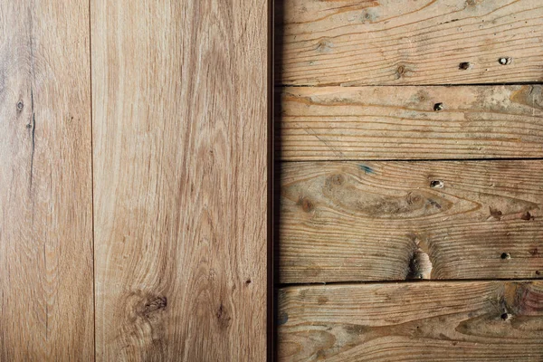 Nieuwe laminaatvloeren over oude houten planken vloer — Stockfoto