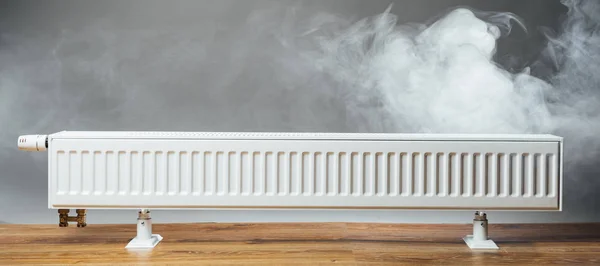 Radiator met warme stoom Verwarming — Stockfoto