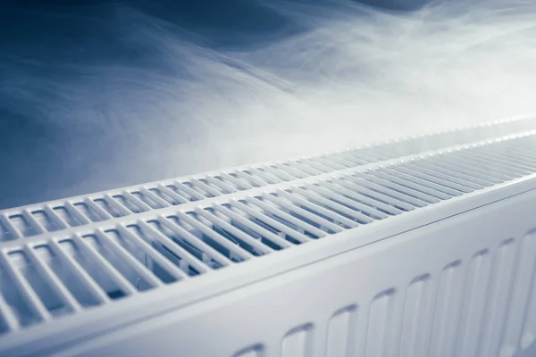 Topný radiátor s teplou párou — Stock fotografie