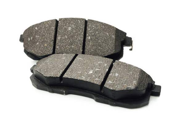 автомобильные тормозные колодки, изолированные на белом
