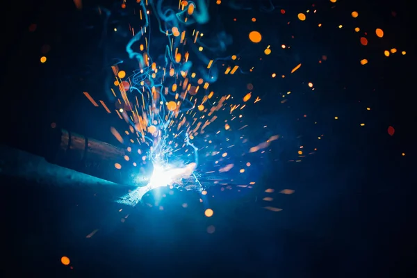 Faíscas de soldagem artística luz, fundo industrial — Fotografia de Stock