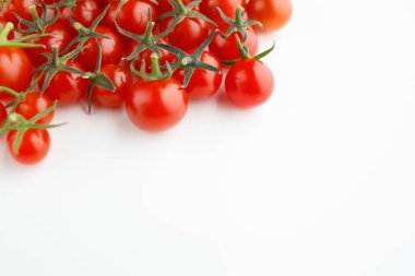 Beyaz arka planda kiraz domatesleri