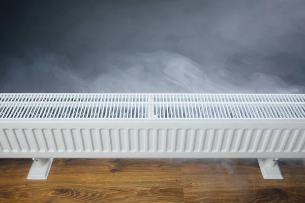 Radiador de aquecimento com vapor quente — Fotografia de Stock