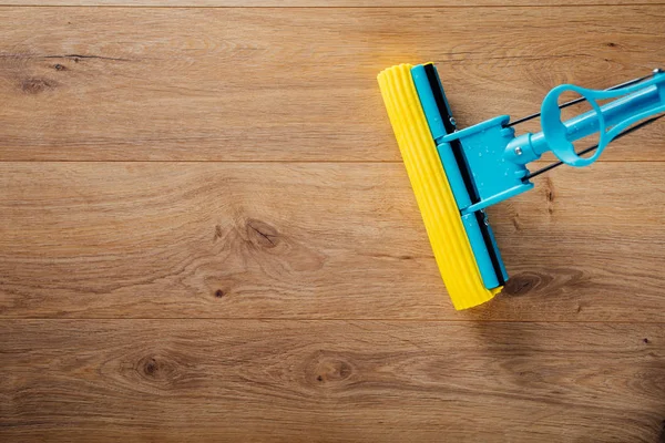 Limpeza do chão com uma esfregona — Fotografia de Stock