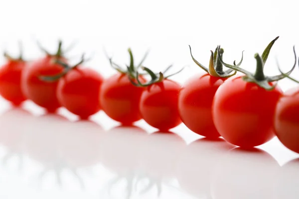 Tomates cherry sobre fondo blanco — Foto de Stock