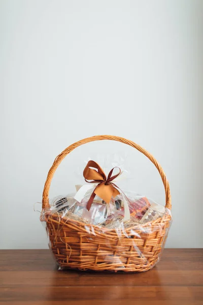 Geschenkkorb auf grauem Hintergrund — Stockfoto