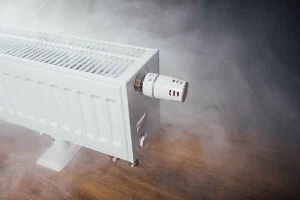 Radiatore di riscaldamento con vapore caldo — Foto Stock