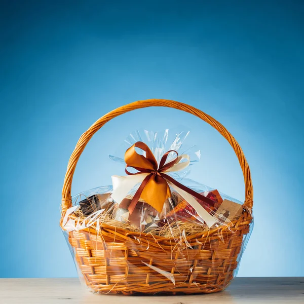 Gift basket on blue background — Stock Photo, Image