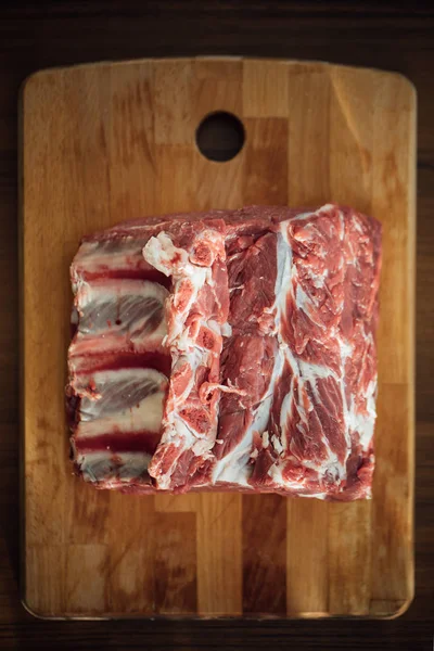 ahşap masa, üstten görünüm üzerinde ham sığır et parçası