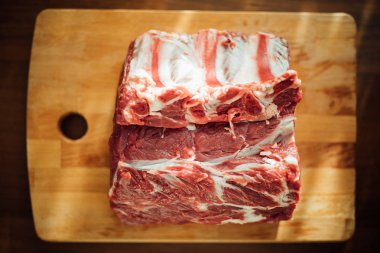 ahşap masa, üstten görünüm üzerinde ham sığır et parçası