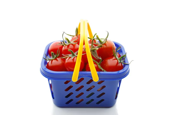 쇼핑 카트, 흰색 절연에 체리 토마토 — 스톡 사진